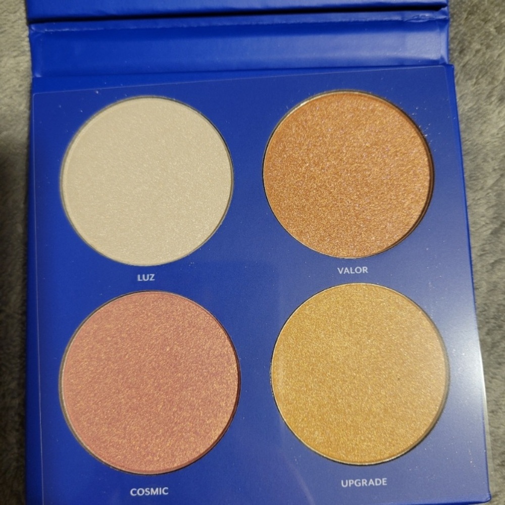 Tresluce Lucete Glow Highlighter Quad